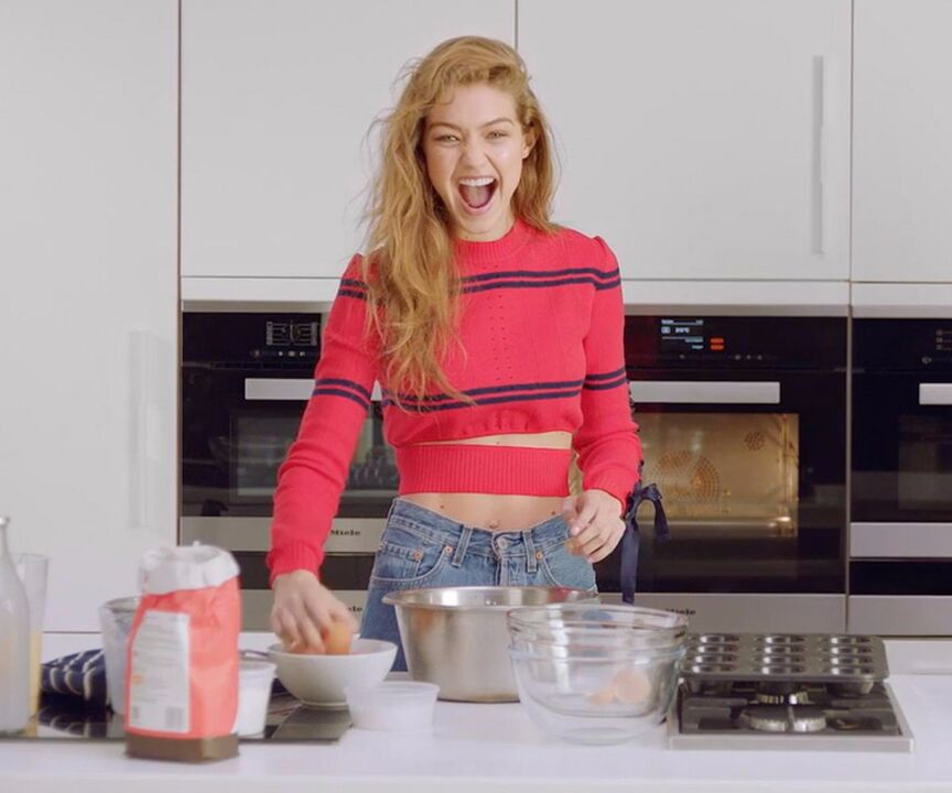 Štíhle dievča si pripravuje zdravé raňajky