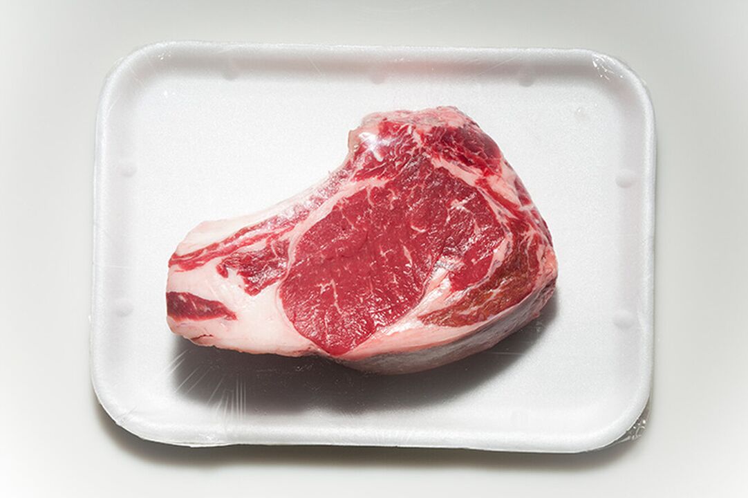 Mnohé potraviny, ako napríklad červené mäso, sú vylúčené z jedálnička v strave pri dne. 