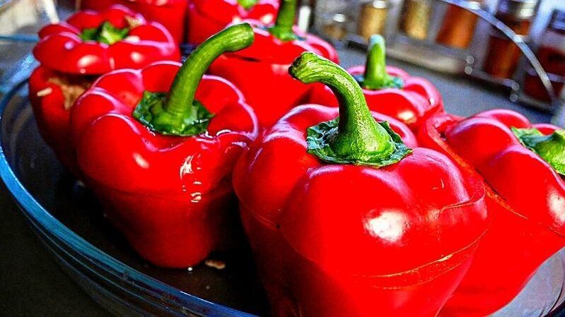 Druhý deň diéty „6 okvetných lístkov si môžete spestriť červenou paprikou plnenou zeleninou